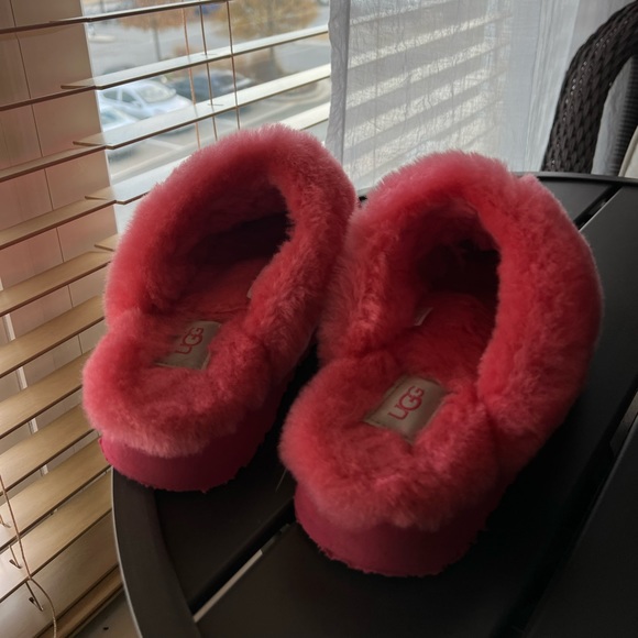 UGG slippers - Picture 2 of 3